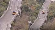 EN VIDEO: Promoción de una camioneta casi terminó en desastre, intentó subir famosa escalera en China con 999 escalones
