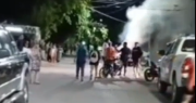 Noche de furia en Rivadavia: vecinos atacaron la casa de un presunto abusador de una niña de 13 años y le incendiaron el auto