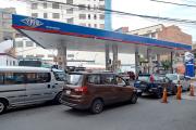Las filas por combustible se reducen en los primeros días de Gobierno de Paz