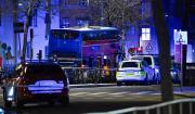 Un trágico accidente en Estocolmo: Autobús arrolla a personas en una parada, varios muertos y heridos