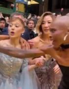 Ariana Grande fue atacada por un fan loco en Singapur