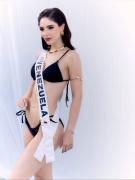 Stephany Abasali cautiva en Miss Universo con pequeño bikini negro