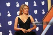 Karol G deja sin aliento al público en su llegada a los Latin Grammy 2025