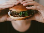 Intentó tragarse una hamburguesa entera sin masticar y quedó en estado crítico: Solo un milagro puede salvarlo