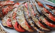 Receta de berenjenas asadas con tomate y provolone para el asado del fin de semana