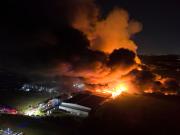 Incendio en el polo industrial de Ezeiza: la Provincia advierte que durará toda la noche y pide a los vecinos no salir y cerrar ventanas