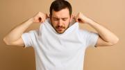 Qué significa ponerse la remera primero por el cuello, según la psicología del comportamiento