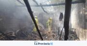 Incendio en Caucete: bomberos trabajaron para sofocar intensas llamas en un galpón