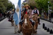Con música, atuendos, danzas y caballos, el centro de Bariloche se vistió de tradición