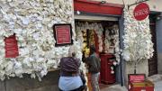 La calle secreta de Madrid en la que cuelgan 160.000 deseos