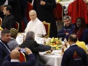 León XIV compartió un almuerzo con marginados de todo el mundo y pidió: Escuchen el grito de los más pobres”