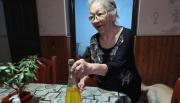 Campo Santo: Doña Ana guarda una botella de aceite de oliva de 75 años
