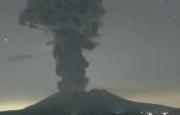 Alertan sobre caída de ceniza por erupción de volcán en Japón