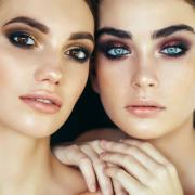 Vuelven las sombras de ojos de los 90: tendencia que ilumina tu mirada esta primavera/verano