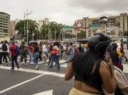 Venezolanos buscan ofertas para asegurar su Navidad ante dificultades económicas