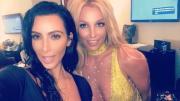 Britney Spears le da un beso de cariño a Kim Kardashian