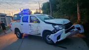 Ebrio y con un vehículo oficial, empleado público chocó el auto de un comisario