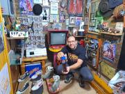 El guardián del tiempo: es fanático de Volver al Futuro y alzó un museo en su casa del norte de Neuquén