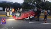 Una mujer resultó herida en volcamiento en avenida Universidad