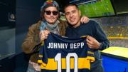 Johnny Depp alentó a Boca contra Tigre y se abrazó con Juan Román Riquelme