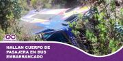 Hallan cuerpo de pasajera en bus embarrancado