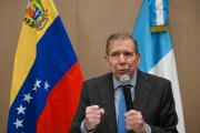 Edmundo González alerta sobre el deterioro institucional en Venezuela durante foro europeo