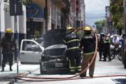 Una camioneta se incendió en pleno centro y provocó un caos vehicular: no hubo heridos