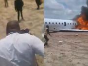 Se incendió un avión en el aterrizaje y un pasajero grabó el momento en primera persona