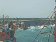 Por las intensas ráfagas de viento en la Patagonia, se hundieron tres barcos pesqueros en un puerto de Santa Cruz