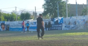Violencia extrema en cancha de Del Bono: el video que publicó Villa Hipódromo sobre el sugestivo gesto de un policía