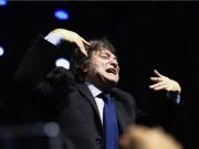 El Gobierno mantuvo el superávit en el mes de las elecciones y Milei lo celebró