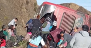 Conductor se duerme y vuelca bus en Pongo, hay heridos que fueron trasladados a Quillacollo