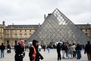 Tiktokers burlaron la seguridad del Louvre y colgaron un cuadro suyo
