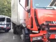 Impactante accidente en Flores: un camión perdió el control, chocó cuatro autos estacionados y atropelló a una mujer que cruzaba la avenida Nazca