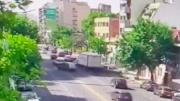 Un camión chocó autos estacionados y atropelló a una mujer en Flores