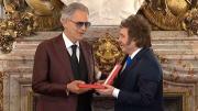 Mientras Spagnuolo se presentaba en Comodoro Py, Javier Milei condecoró a Andrea Bocelli