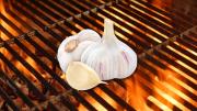 Por qué hay que frotar un ajo en la parrilla: un truco casero impresionante