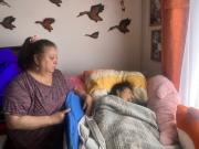 Acusan abandono y negligencia que mantiene a su madre de 89 años al borde de la muerte