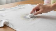 El truco para eliminar las manchas de grasa en la ropa al instante