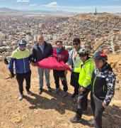 Resguardan bandera gigante de Oruro izada en el cerro Pie de Gallo