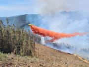 En combate se mantiene incendio forestal en la provincia de Cauquenes