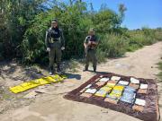 Gendarmería detuvo a dos personas que caminaban entre la maleza con 46 kilos de cocaína cargados a sus espaldas