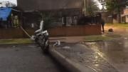 Temporal en el AMBA: un poste de alta tensión cayó sobre el techo de una casa en Morón
