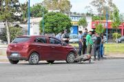 Accidente en el centro de Roca: un motociclista herido