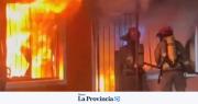 Impactante incendio: tres viviendas dañadas, autos destruidos y cinco personas hospitalizadas