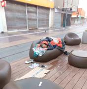 Uso inadecuado de mobiliario público en Paseo Aldunate