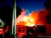 Feroz incendio en dos fábricas de plástico en Lomas de Zamora: hay vecinos evacuados