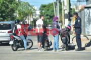 Choque entre dos motos en la esquina de Colón y Congreso dejó solo daños materiales