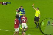 Futbolista de Everton protagoniza una expulsión insólita tras pelearse con un compañero en duelo ante el Manchester United