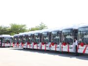 En medio del acuerdo comercial con Trump una líder del transporte compra en China 150 colectivos